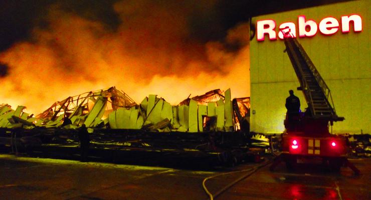 Под Киевом горит продуктовый склад: огнем уничтожено более пяти тыс кв м помещений