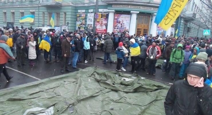 Участники Евромайдана начали установливать армейские палатки у Кабмина