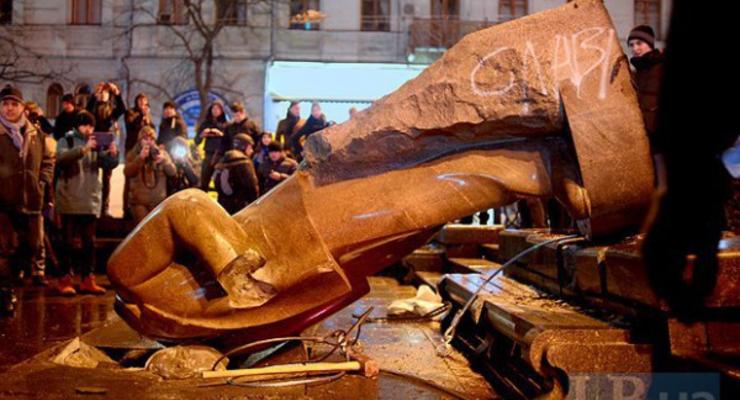 Памятник Ленину снесли: реакция соцсетей
