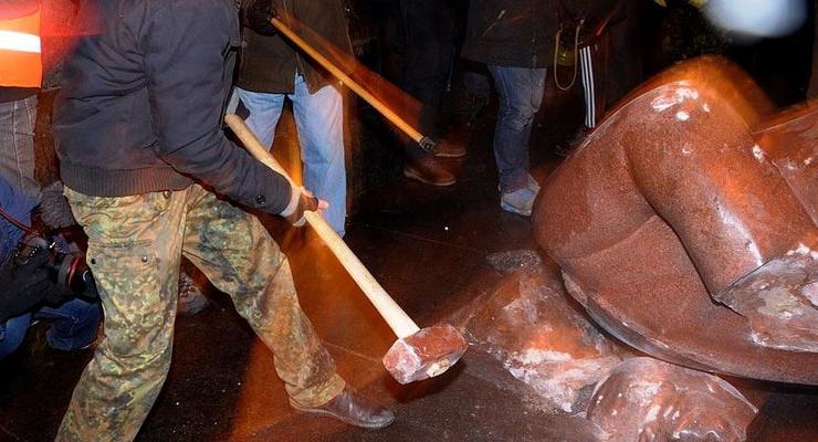 Уничтожение памятника Ленину в Киеве: милиция начала расследование по статье "массовые беспорядки"