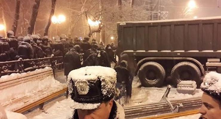 Майдан. Хроника 9 декабря: Разбор баррикад и захват офиса Батькивщины