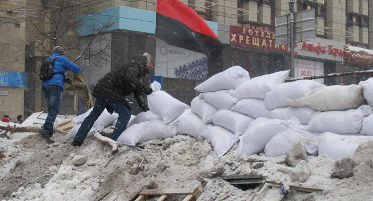 Как люди чистили Майдан и укрепляли баррикады (ФОТО)