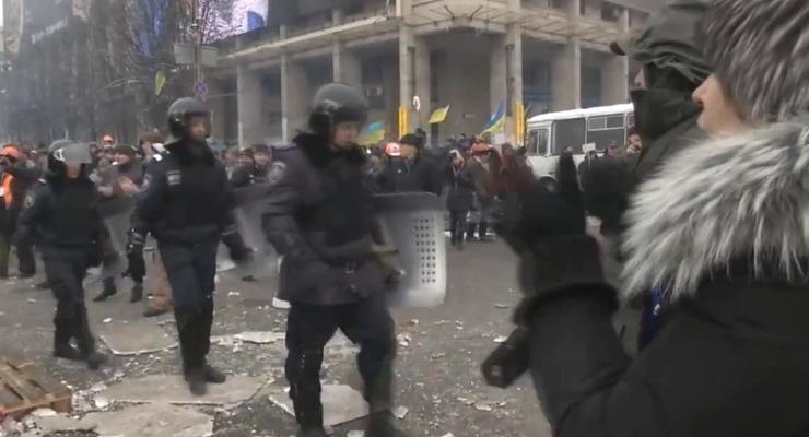 Покидавших Майдан силовиков митингующие провожали аплодисментами