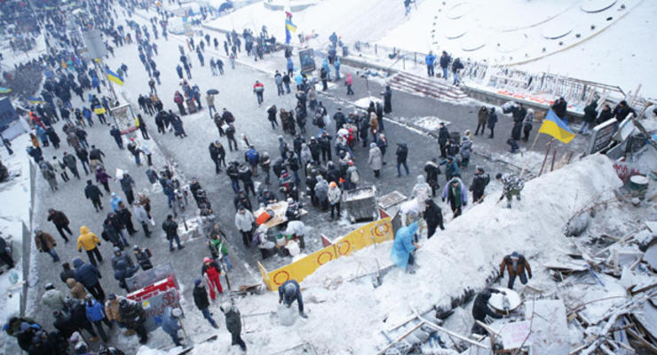 На Майдане возвели 5-метровые баррикады (ФОТО)
