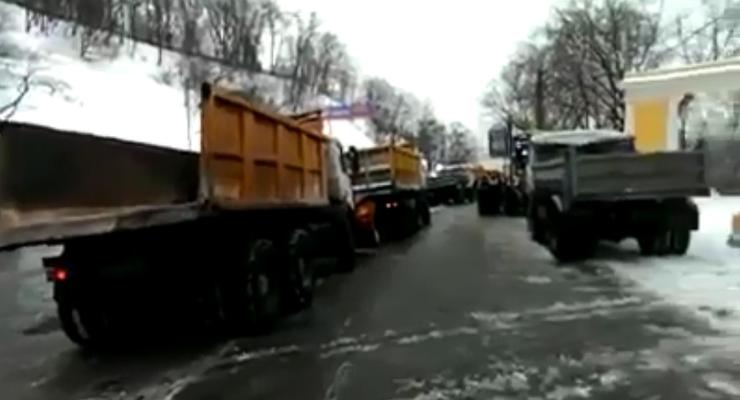 Снегоуборочные машины "отдыхают" в центре Киева