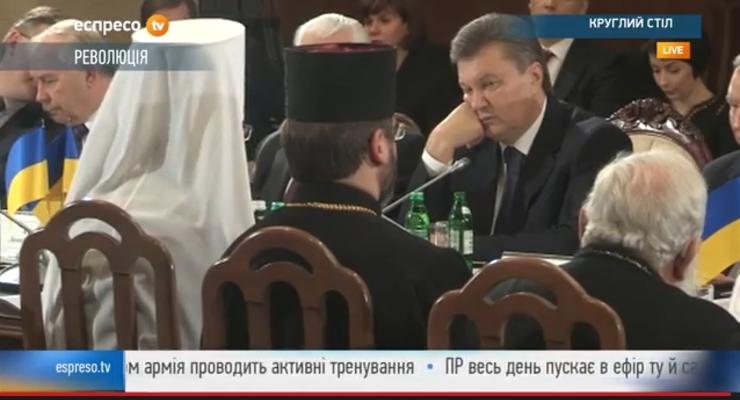 День в фото: круглый стол с Януковичем и новая елка