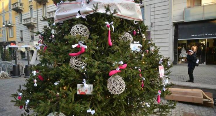 В Милане одну из рождественских елок украсили фаллоимитаторами