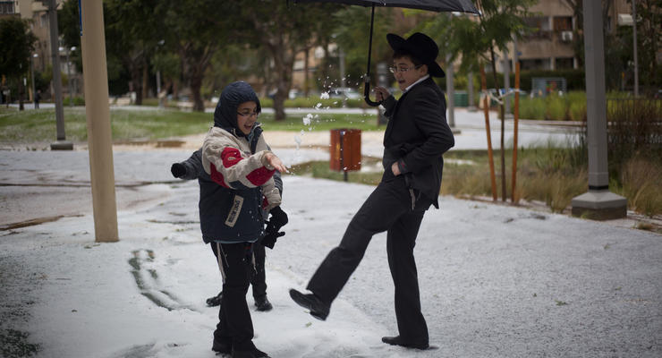 В Израиле и Палестине выпал небывалый снег