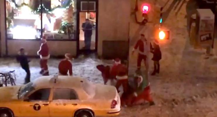 В Нью-Йорке произошла массовая драка Санта Клаусов