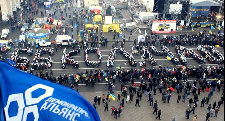 "Коля, чао!": Евромайдан намекнул Азарову на пенсию (ФОТО)