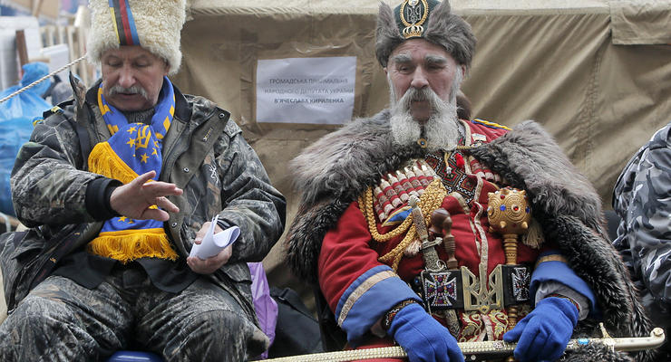День в фото: казаки и денежный дождь на Майдане