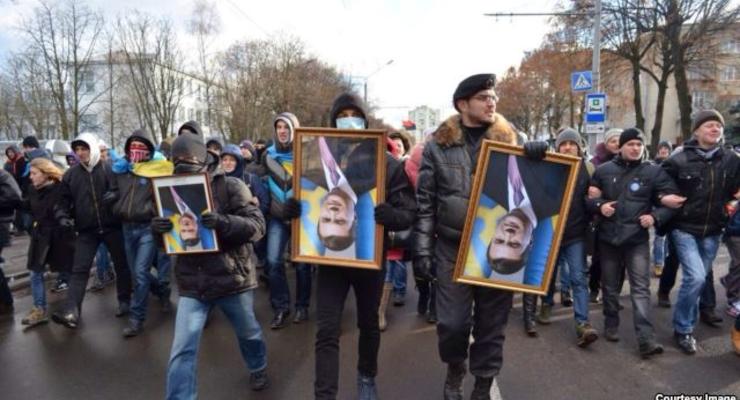 За перевернутый портрет Януковича хотят дать 4 года тюрьмы