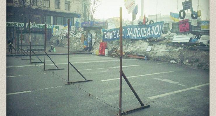 На Евромайдане строят металлический забор (ФОТО)