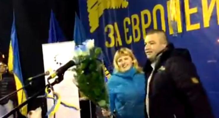 Предложение руки и сердца на сцене Евромайдана