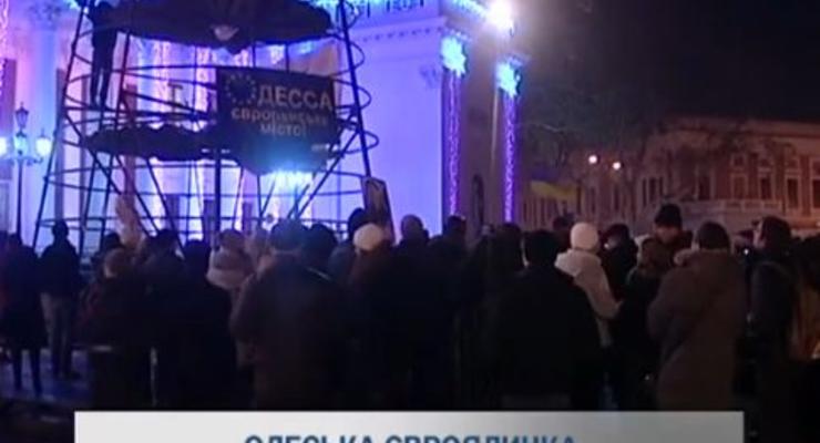 В Одессе появилась копия елки с киевского Евромайдана