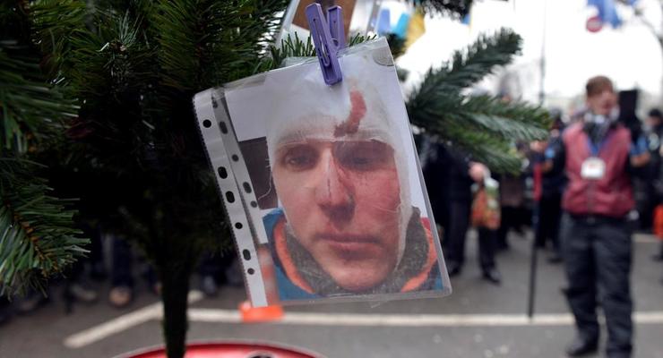 Активисты Евромайдана подарили Клюеву и Ахметову "кровавую елку"