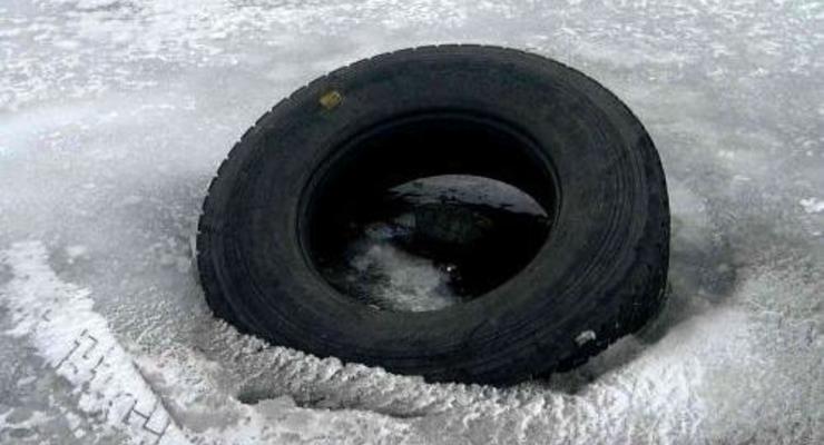 В Запорожской области автомобиль провалился под лед, погибли три человека