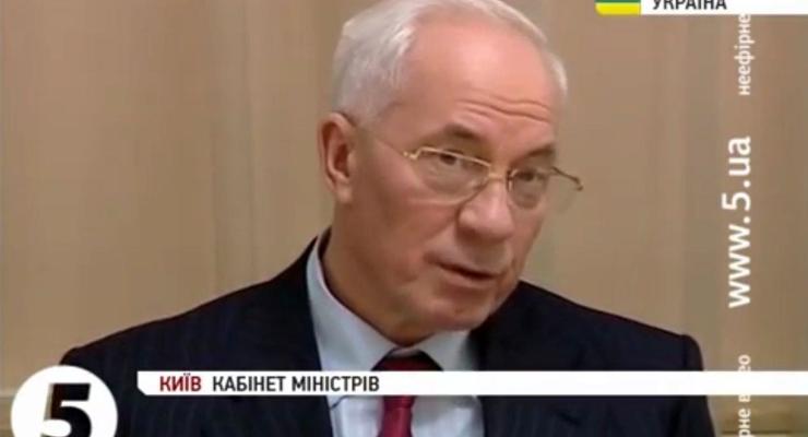 Азаров объяснил остановку евроинтеграции, сравнив украинскую власть с "опытным автомобилистом"