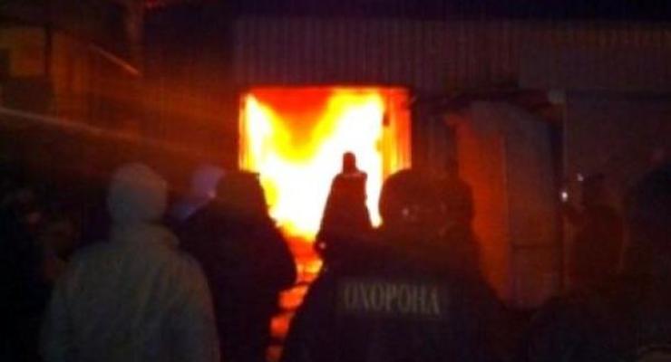 На одном из рынков Киева возник крупный пожар (ВИДЕО)