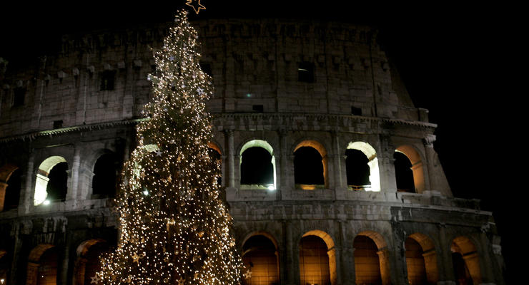 В Риме установили новогоднюю елку, гирлянды которой зажигаются с помощью велосипеда
