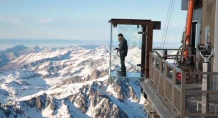 Над пропастью в Альпах установили стеклянную комнату обозрения