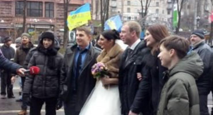 На Евромайдане провели свадьбу, на которой кричали "Слава Украине!"