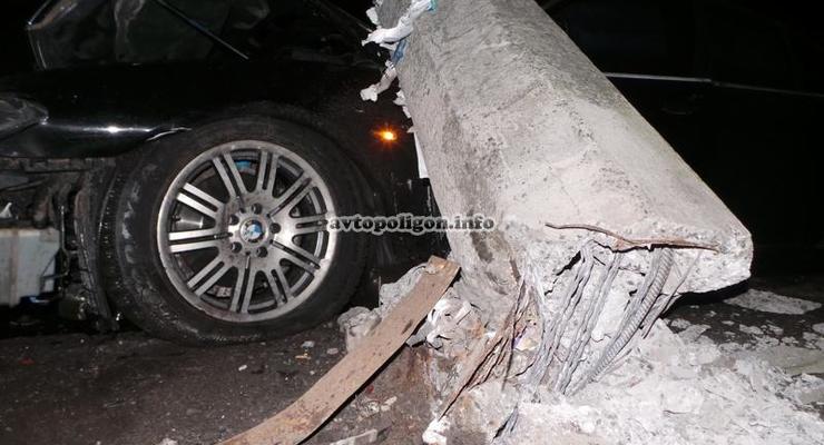 В Киеве BMW уничтожил Chevrolet и снес столб (ФОТО)