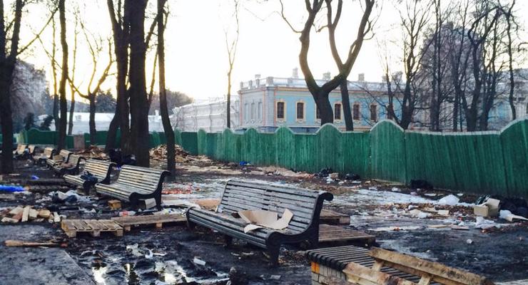 Киевский Мариинский парк после Антимайдана: горы мусора и поваленные столбы
