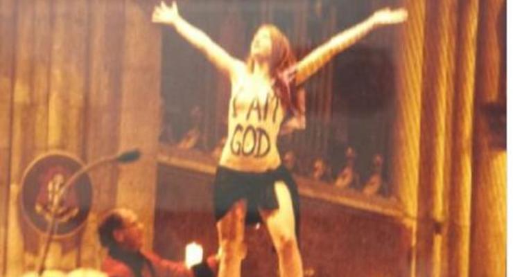 Активистка FEMEN сорвала рождественскую мессу в Кельнском соборе