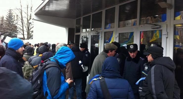 Более тысячи митингующих пикетируют здание МВД в Киеве из-за избиения Черновол