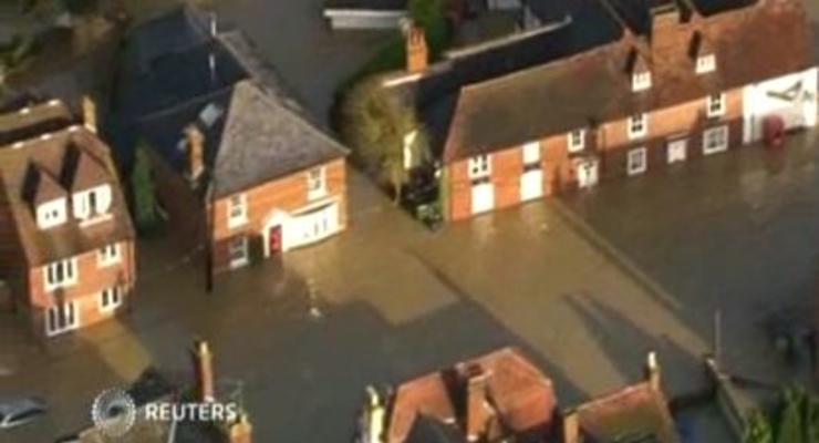 Десятки тысяч жителей Британии остались на Рождество без света из-за наводнения