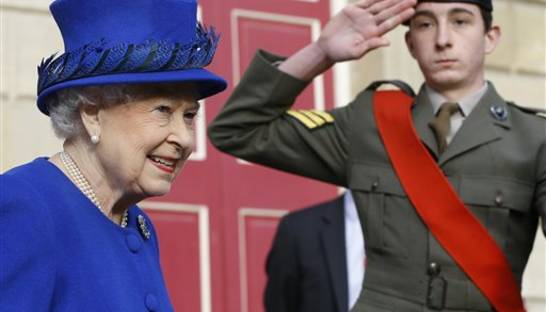 Пресса Британии: рождественский поцелуй королевы