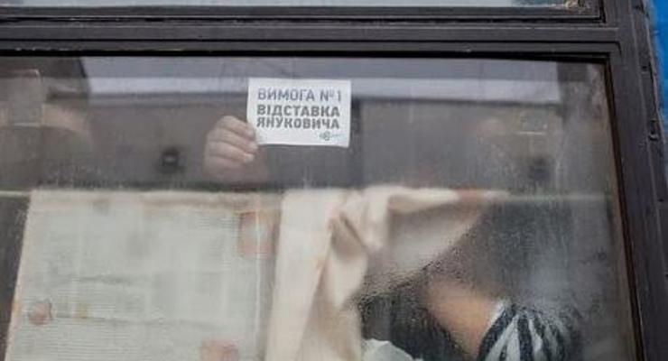 В поезде Киев-Запорожье пассажиры устроили бунт из-за денег "за митинг"