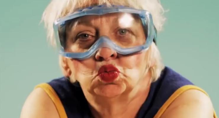 "Эротичные" бабушки и стеб над репортерами - лучшие Коуб видео дня