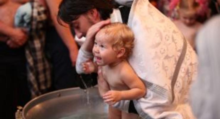 В Украине запретили крестить детей от суррогатных матерей
