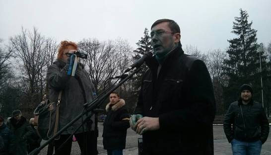 Суд вынес приговор хулиганам, облившим зеленкой Луценко