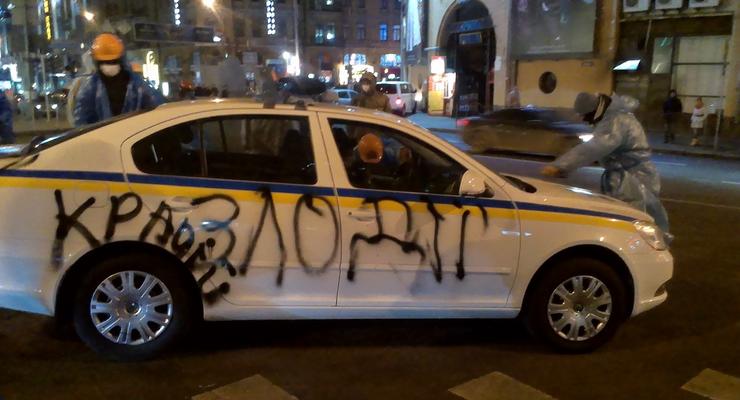 В Киеве хулиганы разрисовали автомобиль ГАИ