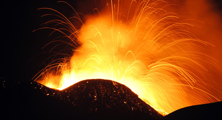 Вулкан Этна дышит огнем: ФОТО красочного извержения