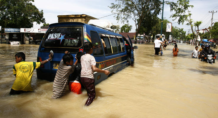 Наводнение на Суматре: эвакуированы тысячи человек