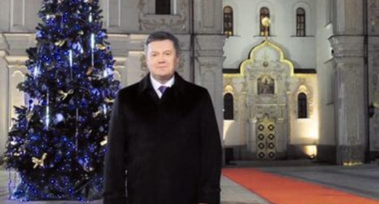 Во время записи новогоднего поздравления за Януковичем падали игрушки