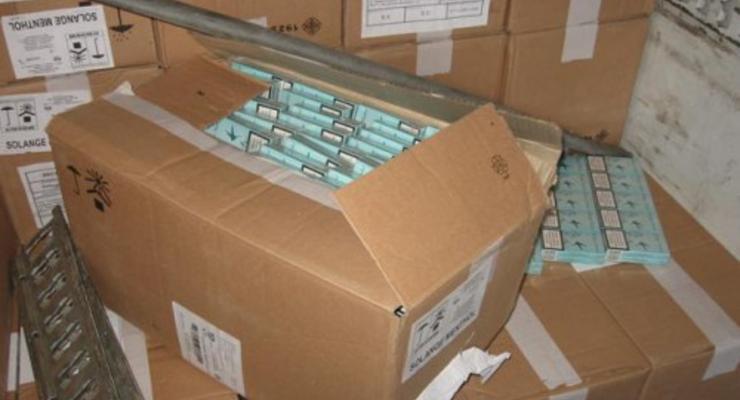 В Ровенской области контрабандисты пытались перевезти полтысячи ящиков сигарет под видом бумаги