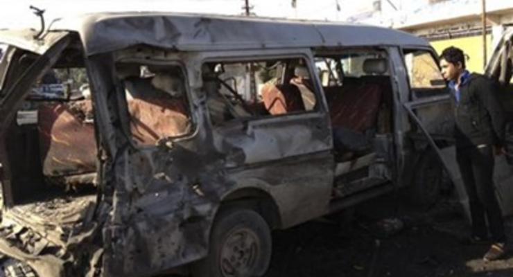 В Пакистане террорист-смертник на заминированном автомобиле врезался автобус с паломниками: трое погибших, около 30 раненых