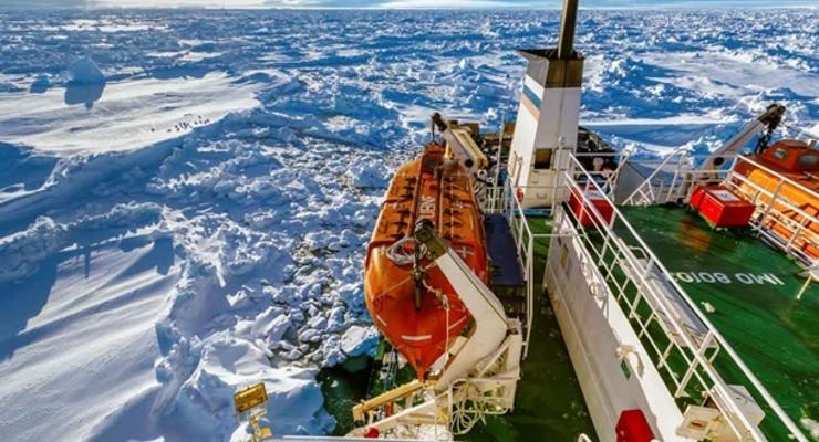 Эвакуация пассажиров с застрявшего во льдах российского судна Академик Шокальский снова откладывается