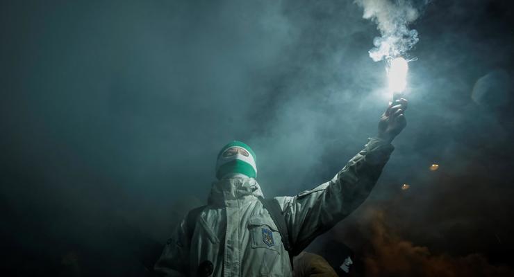 Митингующие забросали факелами гостиницу в Киеве