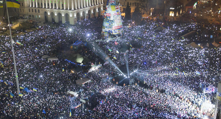 День в фото: Новый год и факельное шествие