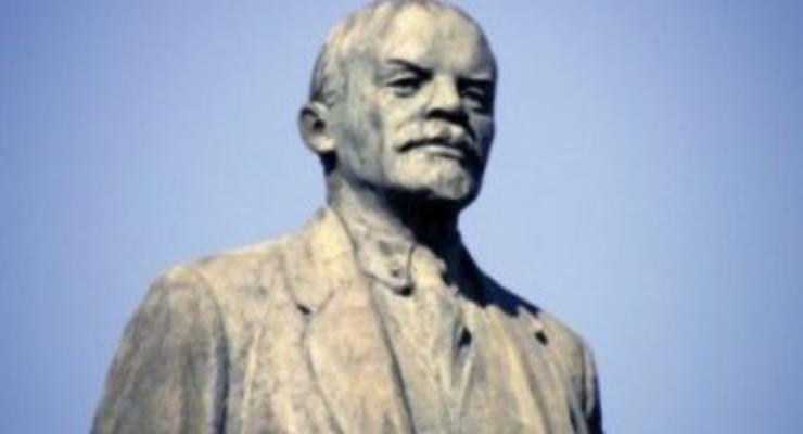 В Одесской области неизвестные ночью повредили памятник Ленину