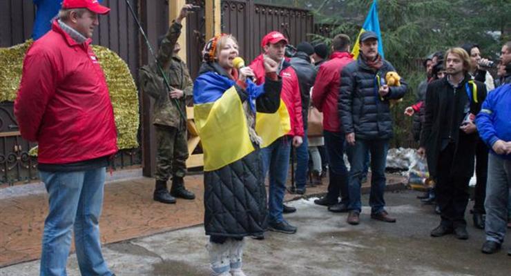 Автомайдан пикетировал дачу Медведчука в Закарпатье