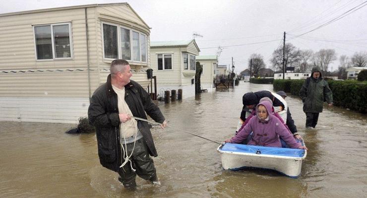 Шторм в Британии: Лондон спасают от потопа
