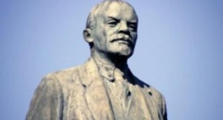 МВД: Памятник Ленину в Одесской области упал из-за саморазрушения постамента