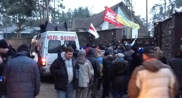 Участники Автомайдана пикетировали дом главы МВД Украины